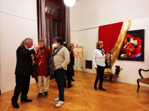 FOTO: V Obecním domě vystavuje umělec obrazy z mobilu. Na vernisáži zahrál Felix Slováček