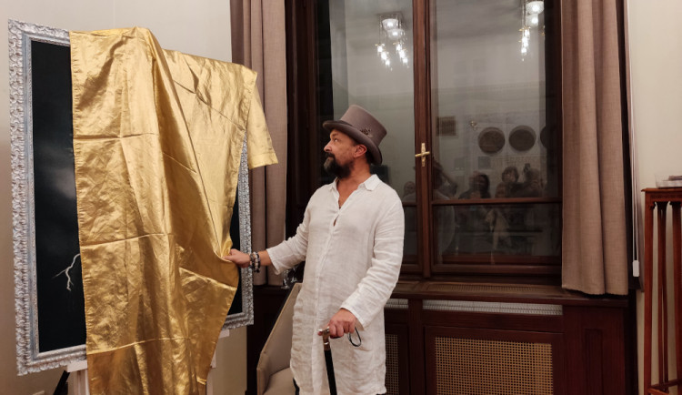 FOTO: Roman Řehák představil novou výstavu obrazů z mobilu. Na vernisáži zahrál Felix Slováček