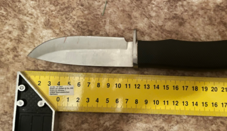 Muž si držel u krku nůž a vyhrožoval, že se zabije. Policisté mu zachránili život