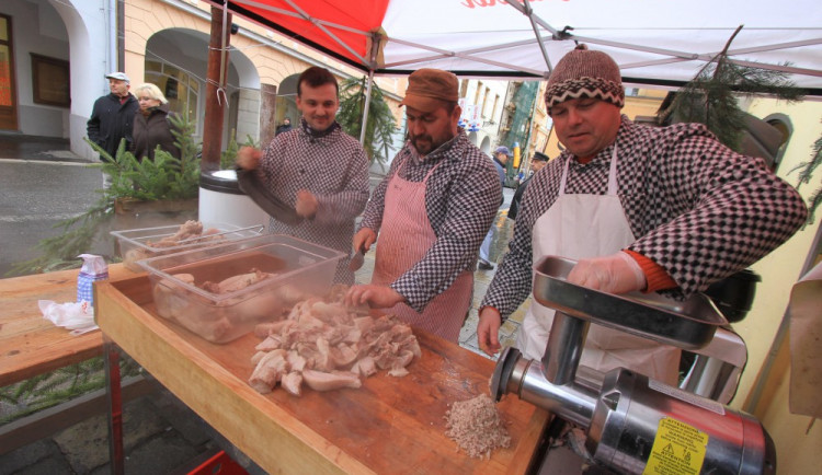 Co dělat o víkendu? Vyrazte na zabíjačku, večírek, zahradnickou akci či do autokina