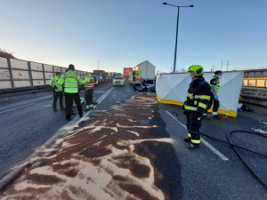 Tragická nehoda uzavřela silnici v Praze. Řidič na místě zemřel