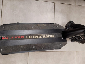 Lupiči, kteří z obchodu s hodinkami ukradli zboží za miliony, patří k organizovanému gangu. Policie žádá o pomoc