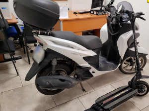 Lupiči, kteří z obchodu s hodinkami ukradli zboží za miliony, patří k organizovanému gangu. Policie žádá o pomoc