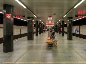 Vůz metra ve stanici I. P. Pavlova srazil mladou ženu. Nehoda přerušila provoz