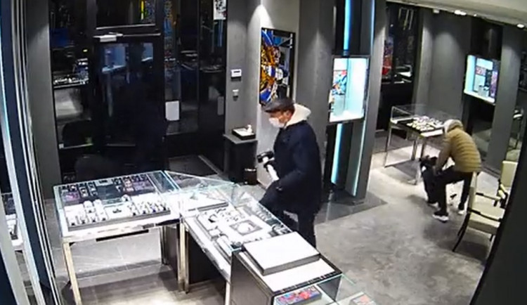 Lupiči, kteří z obchodu s hodinkami ukradli zboží za miliony, patří k organizovanému gangu. Policie žádá o pomoc