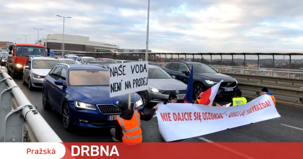 WIDEO: Protestujący związali się łańcuchami i zablokowali ruch na Nuseláku |  Wiadomości transportowe Pražská Drbna
