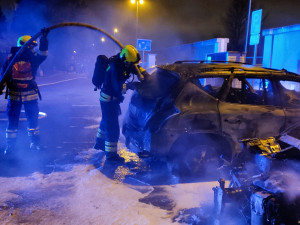 V Praze hořela tři auta. Požár způsobil téměř milionovou škodu