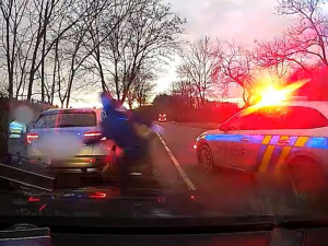 Řidič při dvacet kilometrů dlouhé honičce málem srazil policistu. Skončil v psychiatrické léčebně