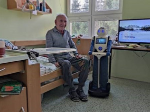 Na Dvanáctce pomáhá pečovatelům robot Robin. O seniory pečuje, čte jim zprávy a hraje s nimi hry