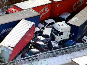 Hromadná nehoda desítek aut uzavřela dálnici ve směru na Prahu. Na místě jsou záchranáři, hasiči i policie