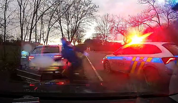 Řidič při dvacet kilometrů dlouhé honičce málem srazil policistu. Skončil v psychiatrické léčebně