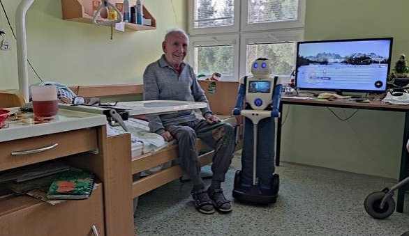 Na Dvanáctce pomáhá pečovatelům robot Robin. O seniory pečuje, čte jim zprávy a hraje s nimi hry