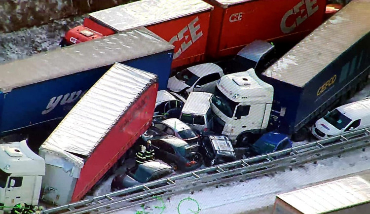 Hromadná nehoda desítek aut uzavřela dálnici ve směru na Prahu. Na místě jsou záchranáři, hasiči i policie