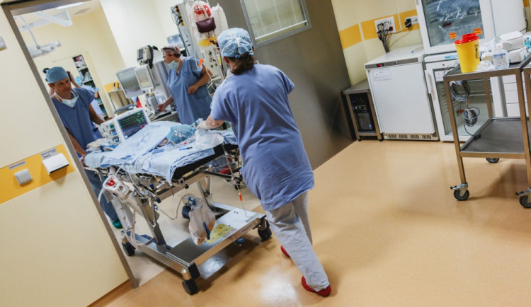 V Praze narůstá počet zdravotníků nakažených covidem. Možné problémy vyřeší pracovní karanténa