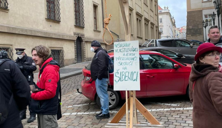 Demonstranti přinesli do centra Prahy šibenici. Podle police nejednají protiprávně