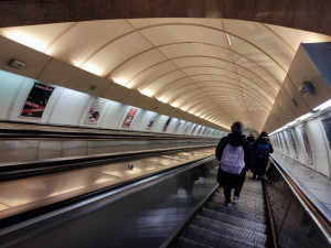 Přečtěte si, proč některé schody v metru jezdí rychleji než jiné a proč nám ujíždí madlo