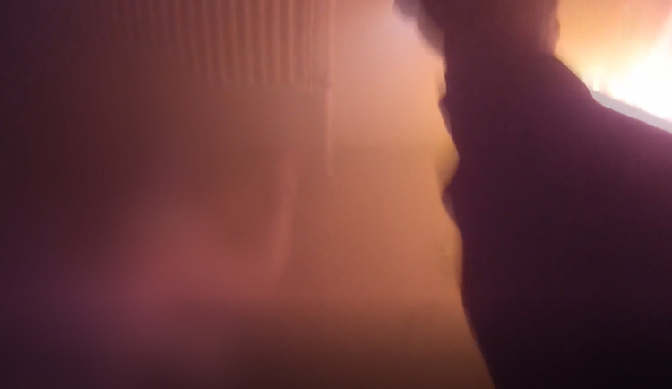 VIDEO: Žena připoutaná k topení volala o pomoc kvůli požáru. Pravděpodobně chtěla spáchat sebevraždu