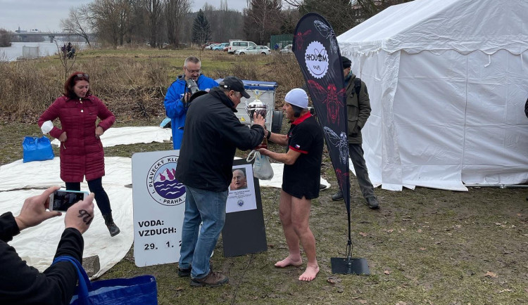 Otužilci dnes soutěžili ve Vltavě. Nejstarší závodník měl přes osmdesát let