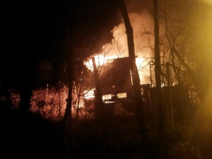 V Praze hořela chata. Hasiči v požářišti našli mrtvého psa