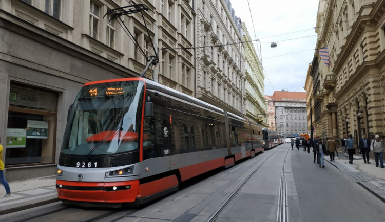 Některé tramvaje v Praze jezdí kvůli výpadku proudu pomaleji a nabírají zpoždění