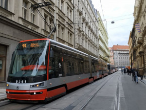 Některé tramvaje v Praze jezdí kvůli výpadku proudu pomaleji a nabírají zpoždění