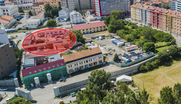 Sedmička po sto letech postaví novou školu