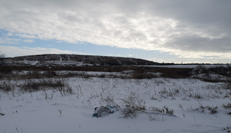 Příběh černé skládky mezi Chýní a Chrášťany u Prahy aneb Tisíce kopců, které neměly vyrůst