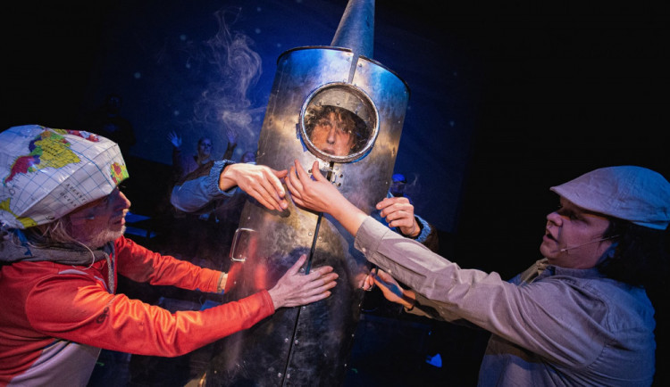 STUDIE: Konspiračním teoriím věří hlavně příznivci krajní pravice a levice