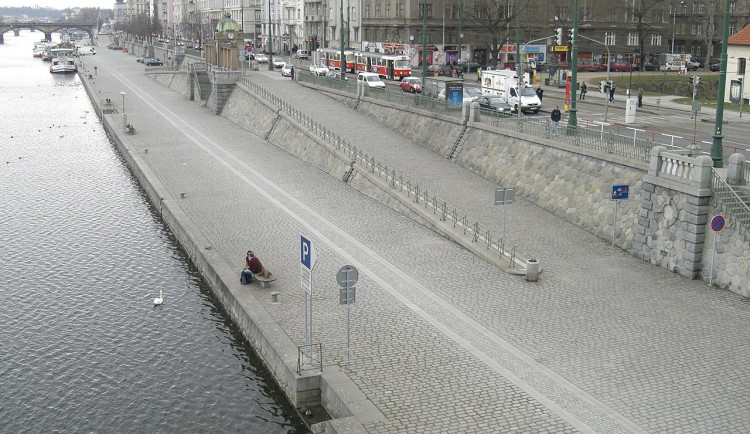Řidiči pojedou v Podskalí v první fázi oprav tramvajové trati po náplavce