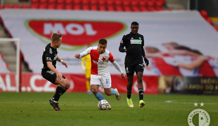 První zápas jarní sezony se obhájcům titulu těžce nepovedl. Fotbalisté Slavie prohráli s poslední Karvinou