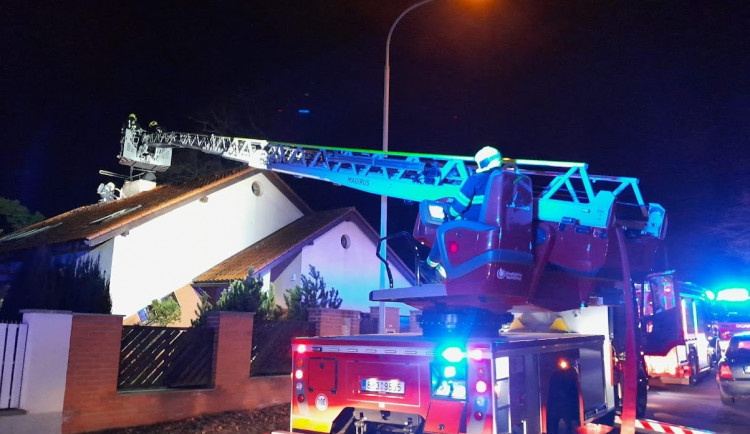 VIDEO: V Praze 4 hořela kvůli silnému větru střecha rodinného domu. Škoda vyjde na zhruba sto tisíc