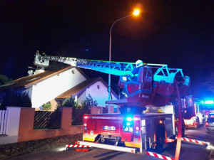 VIDEO: V Praze 4 hořela kvůli silnému větru střecha rodinného domu. Škoda vyjde na zhruba sto tisíc