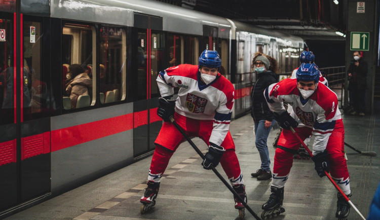 V pražském metru se proháněli hokejisté i skokan na lyžích. Podporovali naše olympioniky
