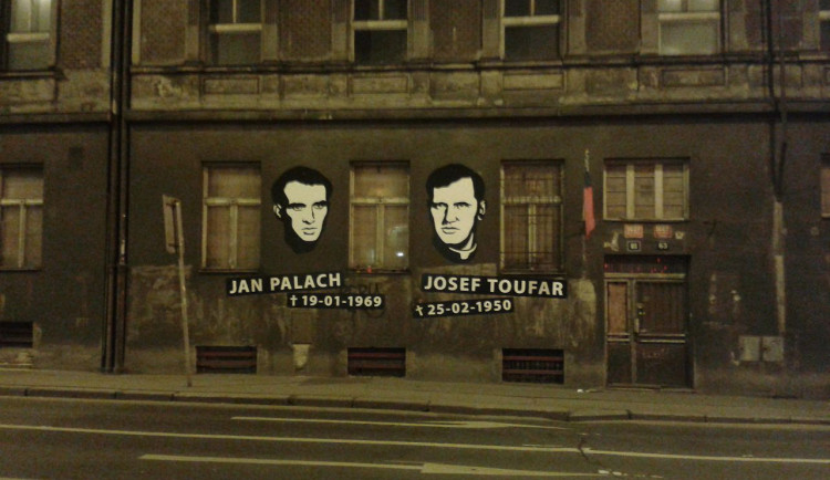 Dvojka vytvoří oficiální pietní místo věnované Janu Palachovi a Josefu Toufarovi. O realizaci usilovala šest let