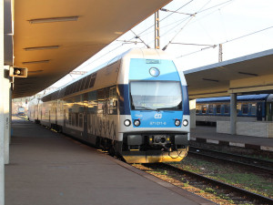 Tragédie na nádraží v Praze. Patnáctiletá dívka zemřela po pádu pod vlak