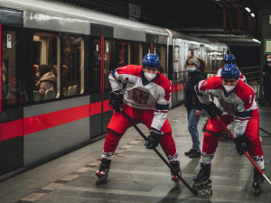 V pražském metru se proháněli hokejisté i skokan na lyžích. Podporovali naše olympioniky