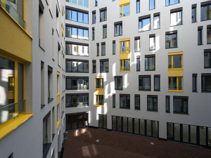 Nejzajímavější moderní stavby Prahy: Domu Harfa Design Residence s prémiovými byty dominují žluté rámy