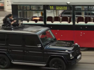 Divoká honička i střelba v ulicích Prahy. Netflix zveřejnil první záběry z filmu s Ryanem Goslingem