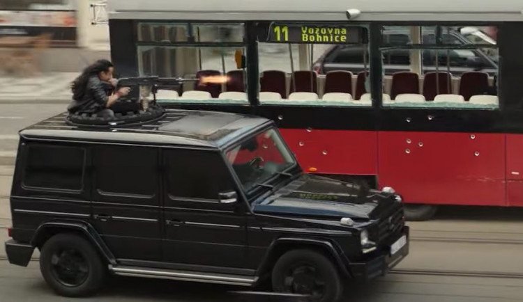 Divoká honička a střelba v ulicích Prahy. Netflix zveřejnil první záběry z filmu s Ryanem Goslingem