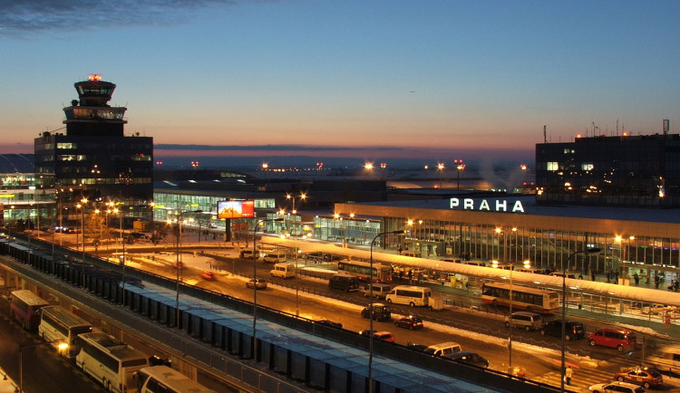 Letiště Praha by do roku 2050 mělo být uhlíkově neutrální. Plánuje také své rozšíření, to kritizují přilehlé obce