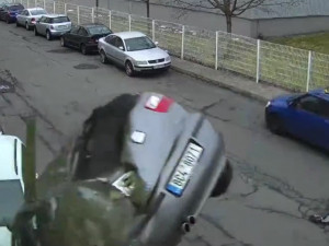 VIDEO: Auto v Praze srazilo chodkyni a letělo vzduchem. V letu narazilo do domu