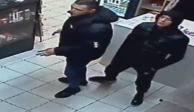 VIDEO: Pátrání po útočnících, kteří v Praze 1 napadli kolemjdoucího. Agresoři muži zlomili čelist