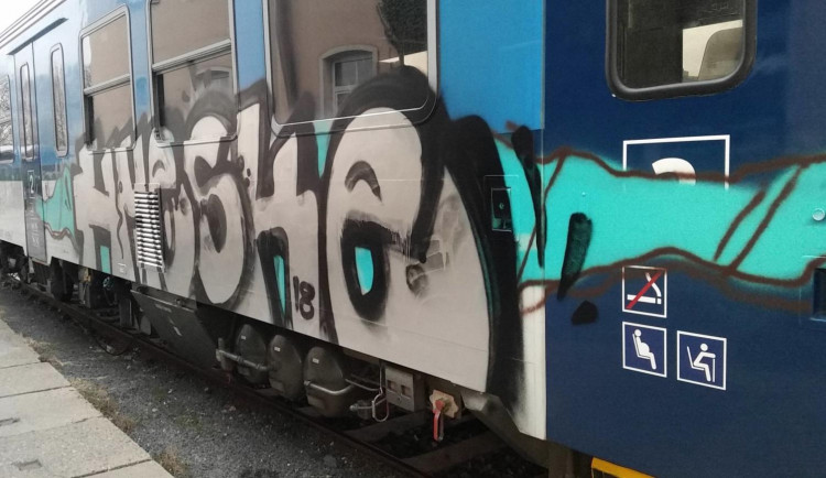 Vandalové stále častěji malují na vlaky. České dráhy platí za čištění miliony ročně