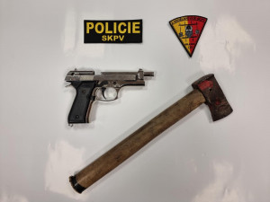 VIDEO: Žháři v Praze zapálili několik aut. Při zadržení byli ozbrojení sekerou a střelnou zbraní