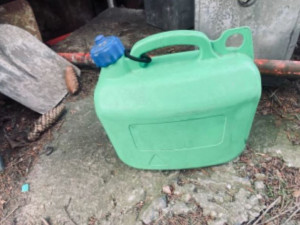 VIDEO: Žháři v Praze zapálili několik aut. Při zadržení byli ozbrojení sekerou a střelnou zbraní