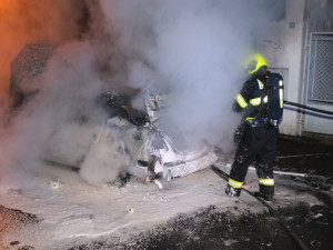 VIDEO: Žháři v Praze zapálili několik aut. Při zadržení byli ozbrojení sekerou a střelnou zbraní