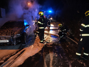 VIDEO: Žháři v Praze zapálili několik aut. Při zadržení byli ozbrojení sekerou a střelnou zbraní