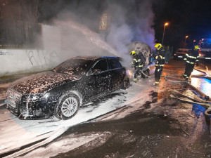 VIDEO: Žháři v Praze zapálili několik aut. Při zadržení byli ozbrojení sekerou a střelnou zbraní