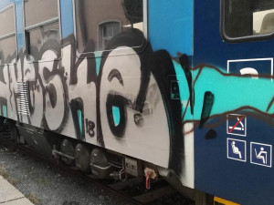 Vandalové stále častěji malují na vlaky. České dráhy platí za čištění miliony ročně