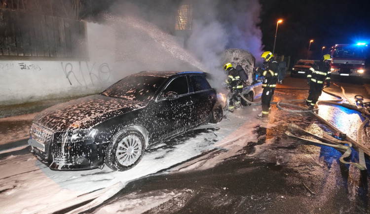 VIDEO: Žháři v Praze zapálili několik aut. Při zadržení byli ozbrojení sekerou a střelnou zbraní